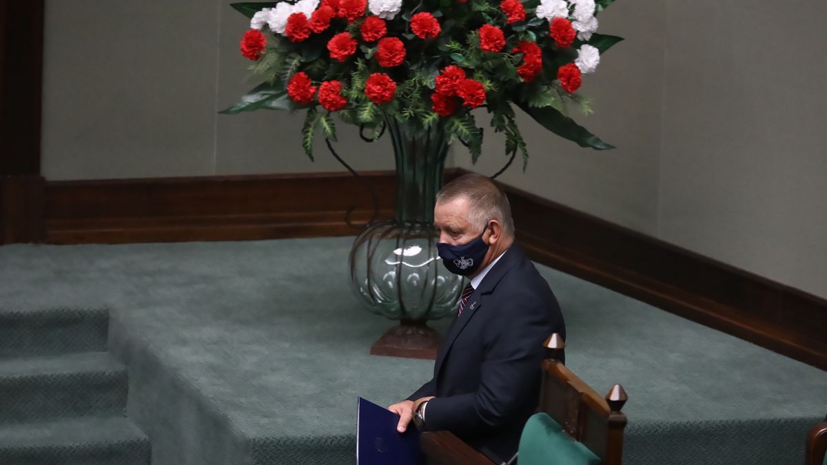 Warszawa, 22.07.2021. Prezes NIK Marian Banaś na sali obrad Sejmu w Warszawie, 22 bm. Posłowie debatują m.in. nad sprawozdaniem z wykonania budżetu państwa w 2020 r. wraz z przedstawioną przez Najwyższą Izbą Kontroli analizą wykonania budżetu państwa i założeń polityki pieniężnej w 2020 r. oraz komisyjnym projektem uchwały dotyczącym absolutorium dla rządu. (aldg) PAP/Tomasz Gzell