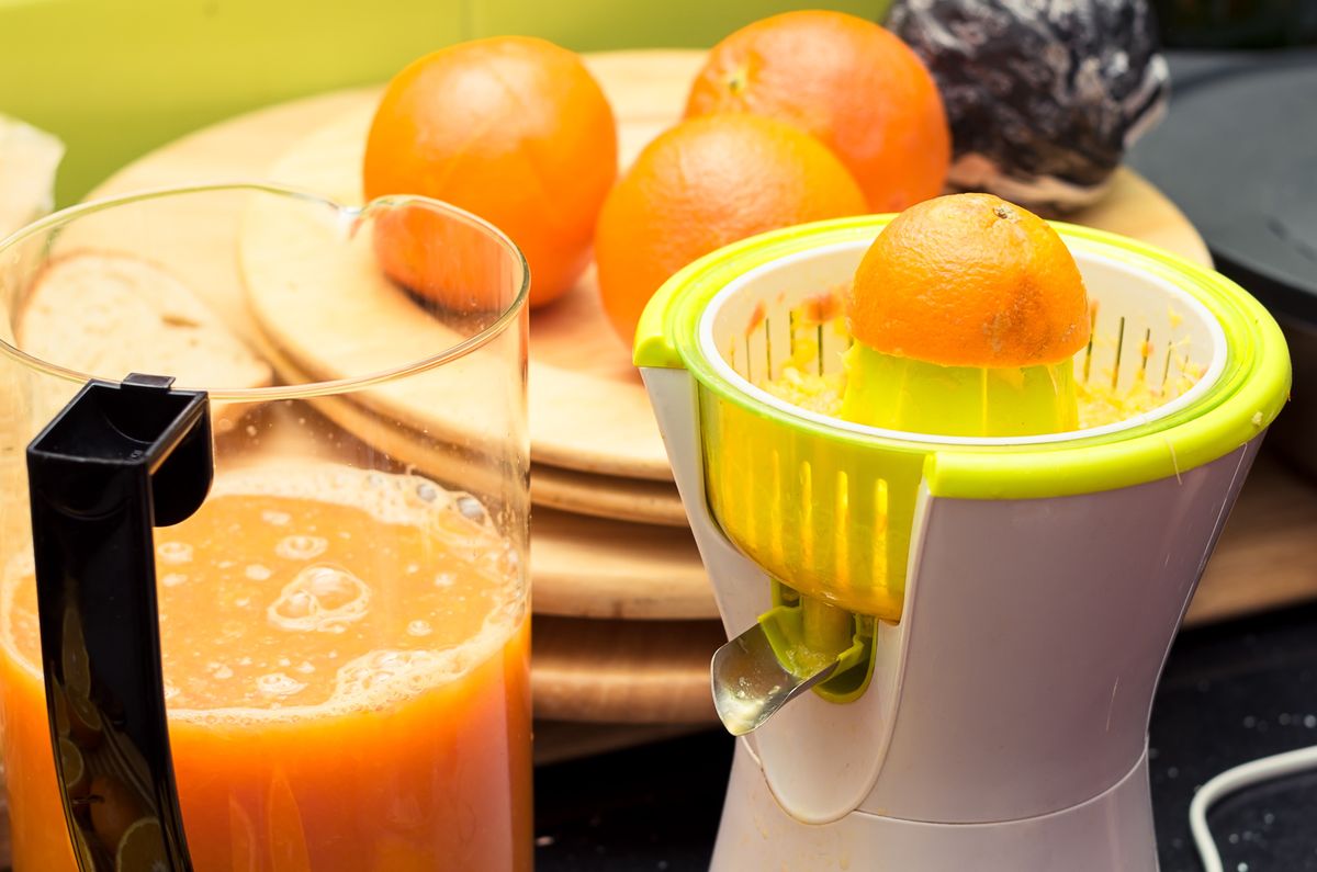 Picie soku pomarańczowego ma głównie pozytywny wpływ na zdrowie ludzkiego organizmu 