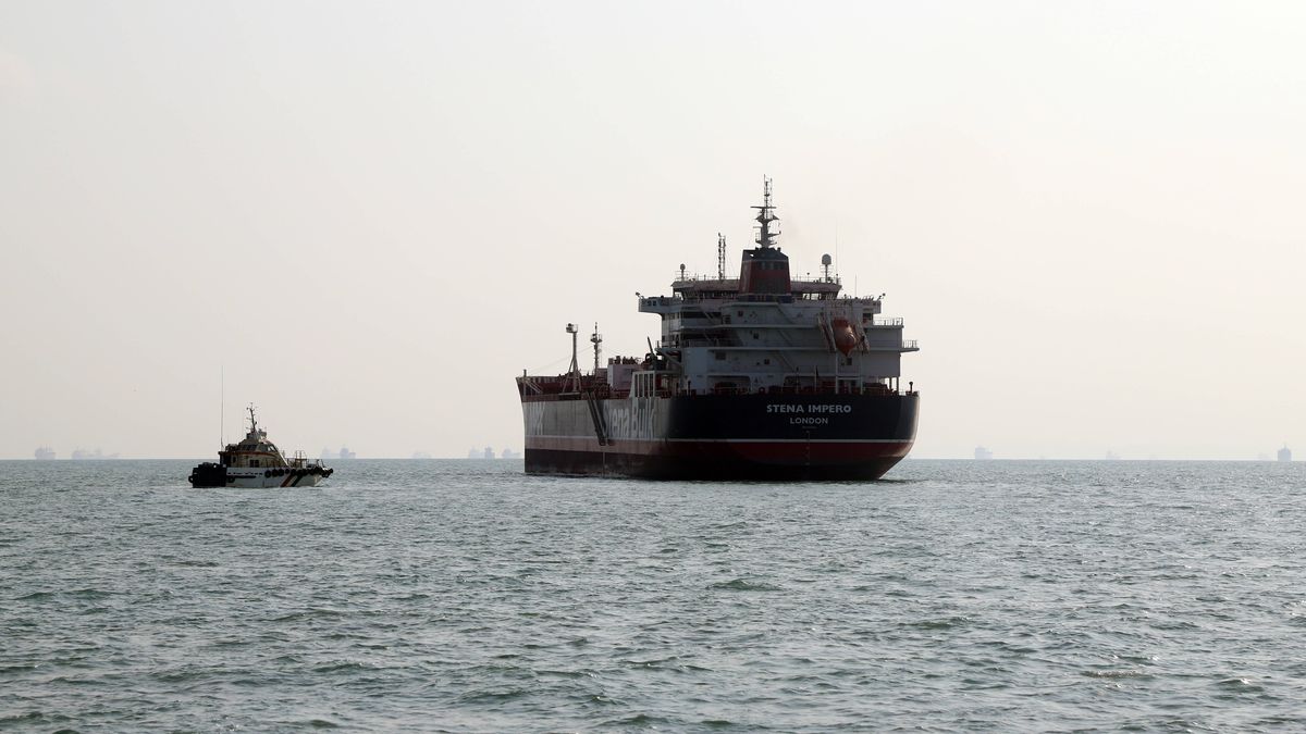 British-flagged merchant vessel Stena Impero being released by Iranian authorities
epa07875065 The British flagged oil tanker Stena Impero vessel, sailing from Bandar Abbas, Iran, in route to Dubai after being released by Iranian officials, 27 September 2019. The British-flagged merchant vessel Stena Impero is en route to Dubai after finally being released by Iranian authorities this morning.  Iranian Revolutionary Guard Corps (IRGC) claims to have seized Stena Impero at the Strait of Hormuz with 23 crew on board on 19 July 2019.  EPA/MEHDI DEHDAR 
Dostawca: PAP/EPA.
MEHDI DEHDAR