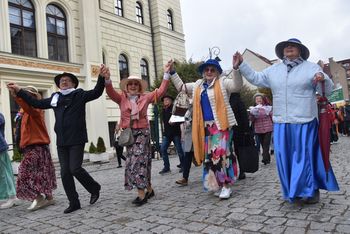 Głogów: Seniorzy przejęli klucze do bram miasta. Senioriada rozpoczęta
