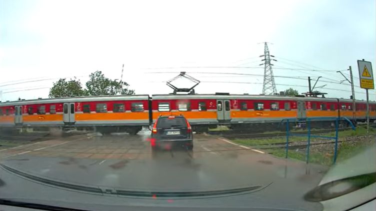 O krok od tragedii. Dróżnik nie zamknął rogatek 