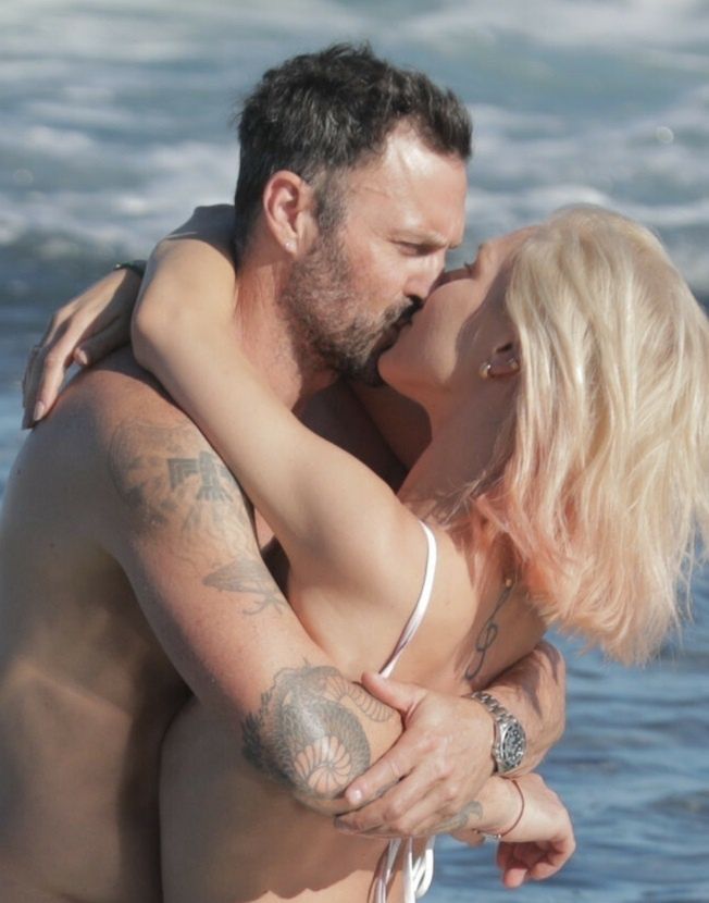 Brian Austin Green i Sharna Burgess trzymają się za ręce i całują, spędzając pierwsze dni nowego roku na Florydzie