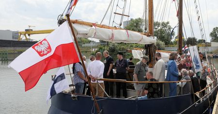 Warszawa. Jacht "Ojciec Bogusław" ochrzczony. Zbudowali go bezdomni