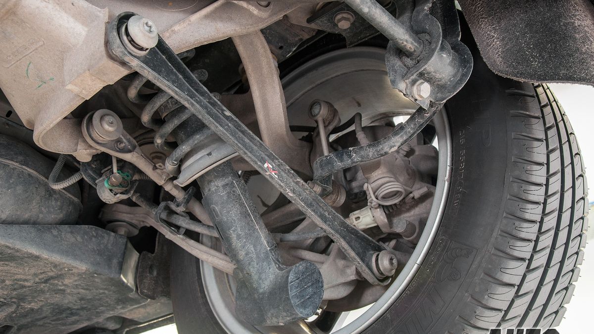 Zużyte elementy zawieszenia będzie nie tylko czuć na kierownicy, ale i słychać