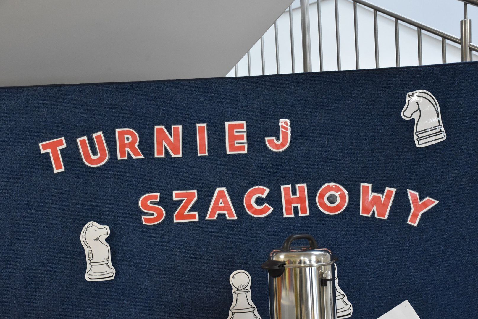 Turniej odbył się dzięki współpracy Szkoły Podstawowej Arka z Powiatowym Centrum Sportu. Nad przebiegiem zawodów czuwała sędzia międzynarodowa FIDE, Dorota Sikorska