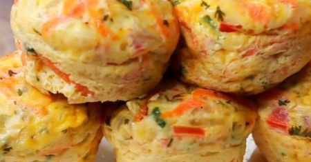 Śniadaniowe muffiny. Niecodzienny sposób na jajka