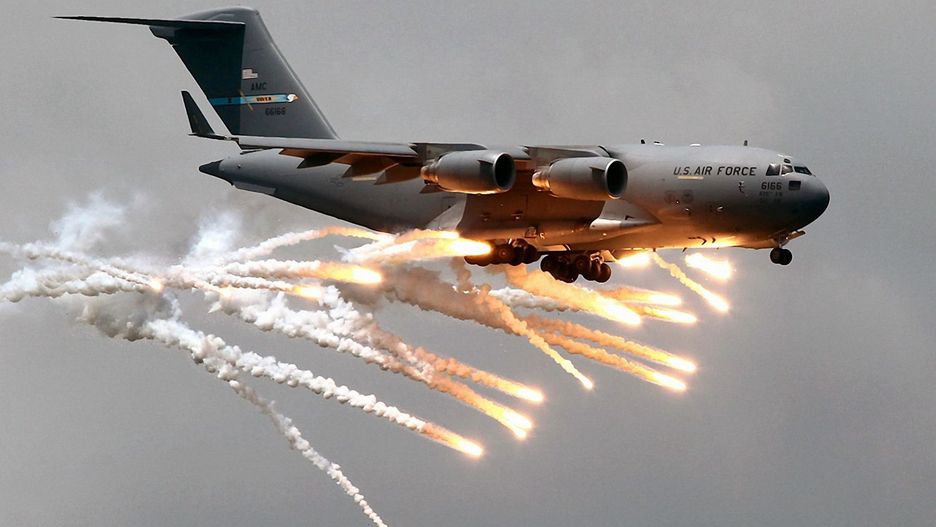 C-17 Globemaster III wystrzeliwujący flary
