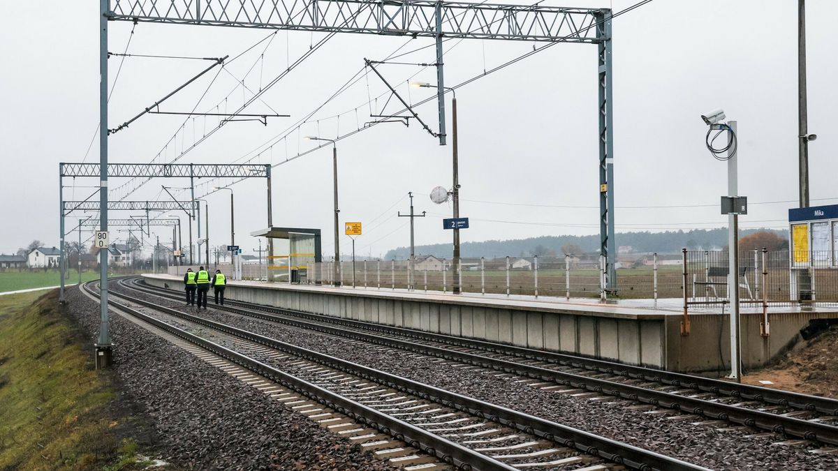 Uszkodzone tory przy stacji PKP Mika
Fot. Wojciech Olkusnik/East News Zyczyn (woj. mazowieckie), 17.11.2025. Okolice stacji kolejowej PKP Mika, gdzie w nocy z 15 na 16 listopada doszlo do uszkodzenia torow w wyniku aktu dywersji. Wedle wstepnych ogledzin tory zostaly zniszczone przez eksplozje.
Wojciech Olkusnik