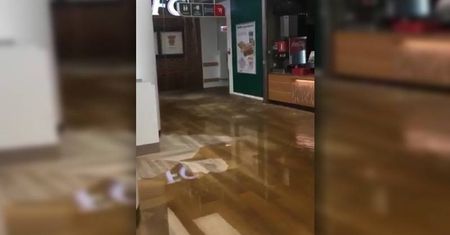 Awaria w galerii Lublin Plaza. Pękła rura, woda leje się z sufitu [WIDEO]