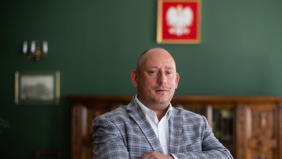 Wojewoda małopolski Krzysztof Jan Klęczar poinformował, że do samorządów w regionie trafi ponad 30 mln zł na realizację 15 nowych projektów drogowych