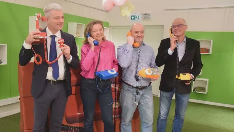 Wystawa telefonów z Radomia będzie czynna od piątku, 28 listopada. na zdjęciu z eksponatami (od lewej) Michał Kudła z Kombud Group, dyrektor Resursy Obywatelskiej Justyna Górska - Streicher, kurator wystawy Paweł Puton oraz Sebastian Pawłowski, kolekcjoner telefonów z Radomia.