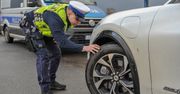 Policjant sprawdzi opony. Kłopoty można mieć przez sam napis
