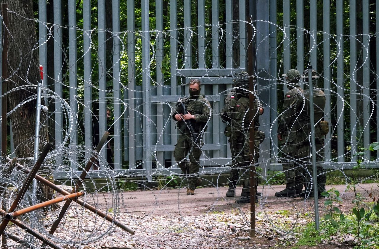 Pozorny spokój przed burzą na granicy. Ostrzegają: Białoruś szykuje masowe wtargnięcie do Polski?