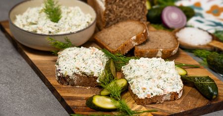Koniec z nudnymi śniadaniami. Siekana pasta z łososia odmieni twoje kanapki