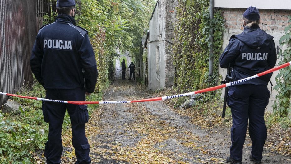 Lublin. Matka zabila troje swoich dzieci
30.09.2021. Lublin. Policjanci zabezpieczaja dom przy ul. Nadbystrzyckiej, gdzie 26-letnia kobieta zabila troje swoich dzieci, w wieku od 8 miesiecy do 4 lat.,Image: 635465093, License: Rights-managed, Restrictions: , Model Release: no, Credit line: Jacek Szydlowski / Forum
Jacek Szydlowski / Forum
potrojne zabojstwo w Lublinie, zabojstwo dzieci, Lublin, policja, miejsce zberodni, ilustracja, ogledziny, zbrodnia, morderstwo, matka zabila dzieci, dzieciobojczyni, mundurowi