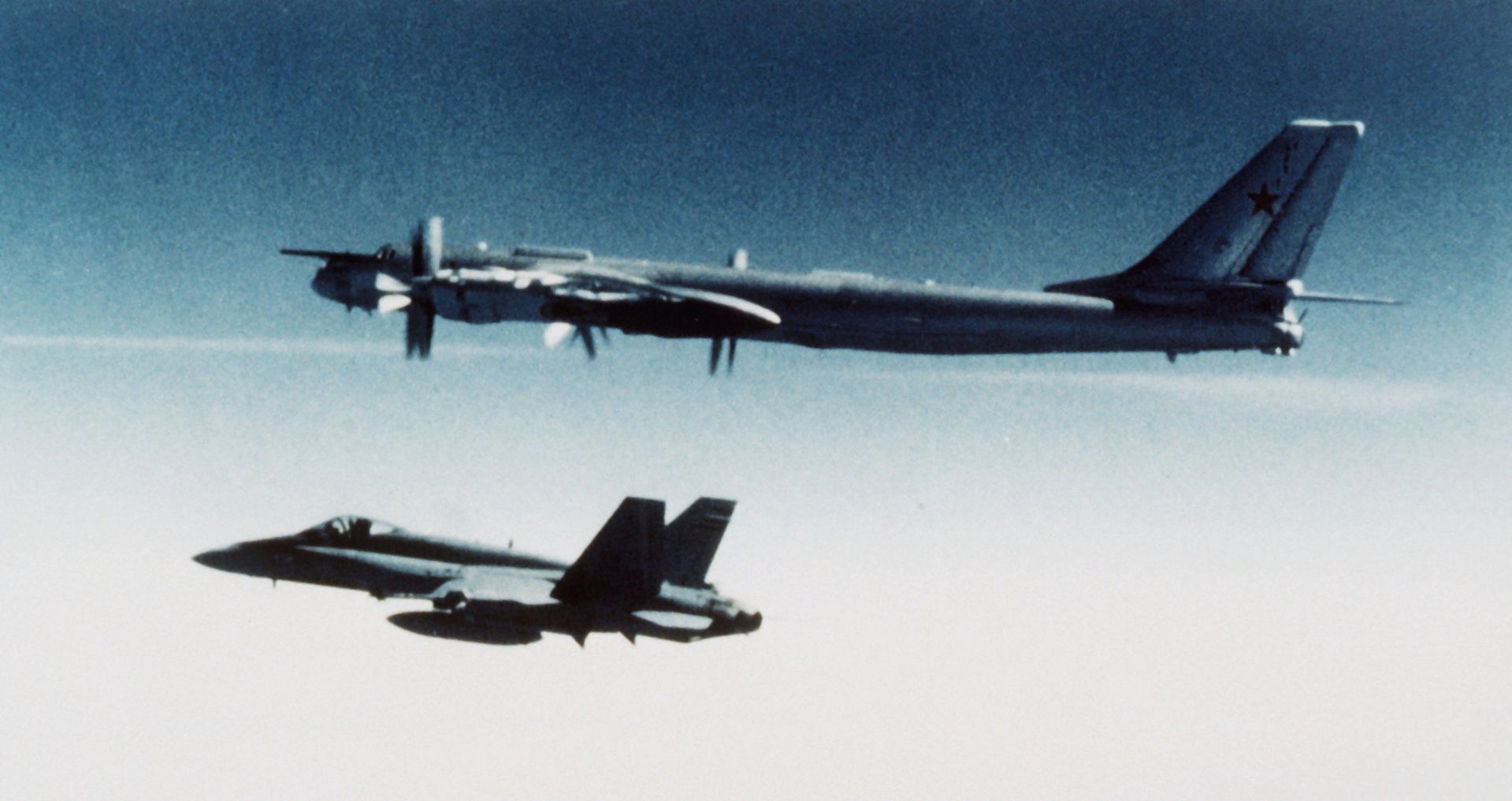 Bombowiec Tu-95MS przechwycony przez kanadyjskiego Horneta.