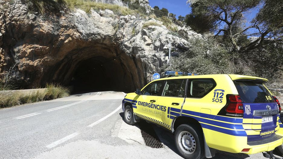 Samochód ratowniczy w paśmie górskim Serra de Tramuntana w Soller, Majorka, Baleary (Hiszpania).