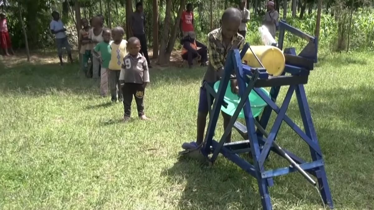 Z maszyny stworzonej przez chłopca korzysta cała wieś.