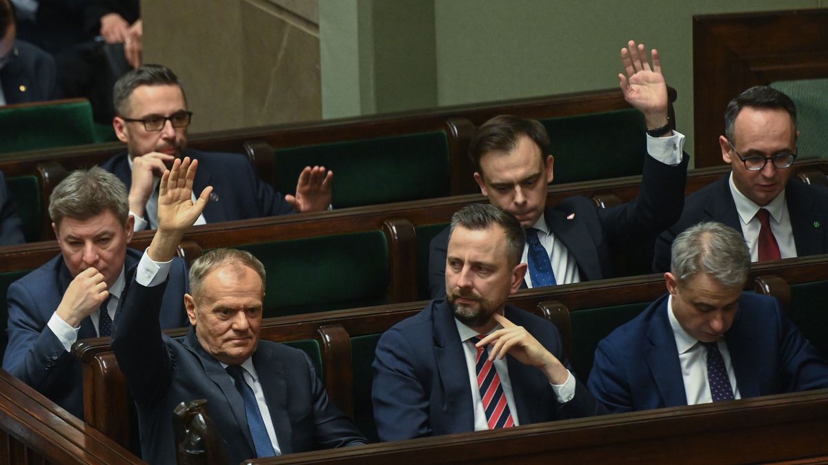 Warszawa, 05.12.2025. (L-P) Szef KPRM Jan Grabiec, minister nauki i szkolnictwa wyższego Marcin Kulasek, premier Donald Tusk, wicepremier, szef MON Władysław Kosiniak-Kamysz, minister finansów Andrzej Domański, wicepremier, minister cyfryzacji Krzysztof Gawkowski oraz minister infrastruktury Dariusz Klimczak na sali obrad Sejmu w Warszawie, 5 bm. Posłowie wysłuchali sprawozdania Komisji Finansów Publicznych o rządowym projekcie ustawy budżetowej na rok 2026. (jm) PAP/Piotr Nowak