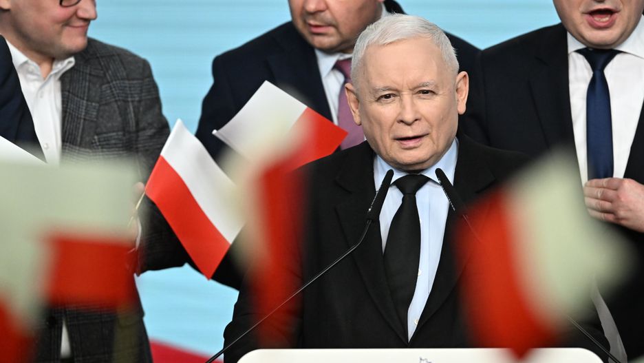 Warszawa, 07.04.2024. Wybory samorządowe 2024. Prezes PiS Jarosław Kaczyński przemawia w siedzibie Prawa i Sprawiedliwości przy ul. Nowogrodzkiej w Warszawie, 7 bm. Zakończyły się wybory samorządowe. (jm) PAP/Radek Pietruszka