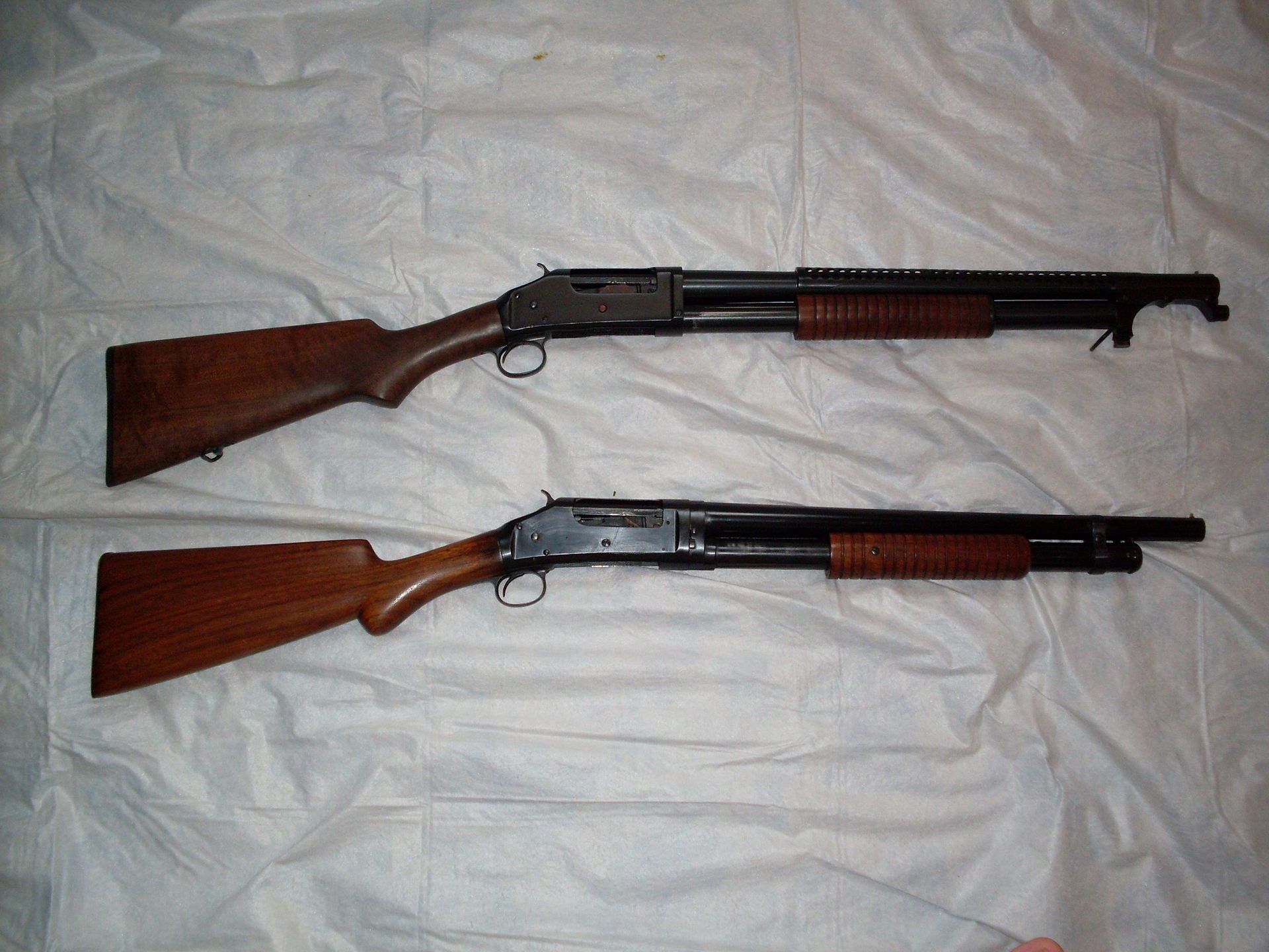 Strzelby Winchester model 1897. Pierwszy od góry to oryginał, a drugi to chińska kopia