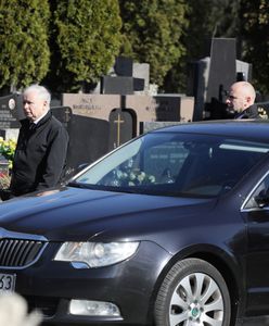 Koronawirus w Polsce. Jarosław Kaczyński na Cmentarzu Powązkowskim. Kuria się tłumaczy