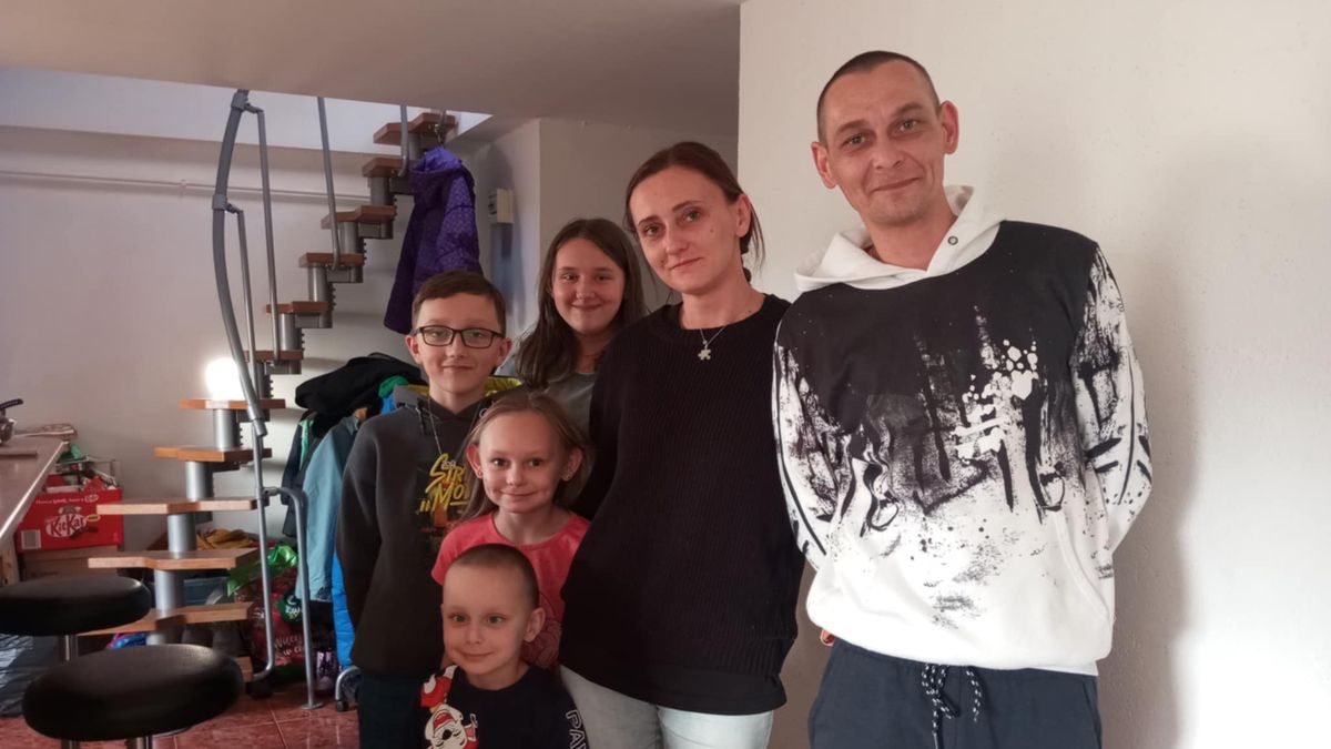 Gabriela i Marcin z pociechami - powodzianie z Bystrzycy