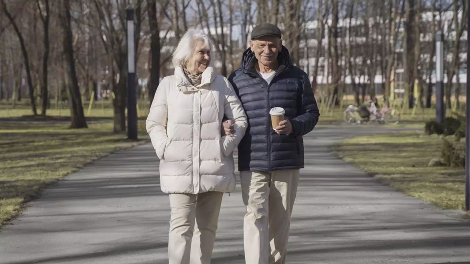 Alzheimer to poważna choroba! Może jej zapobiegać... chodzenie