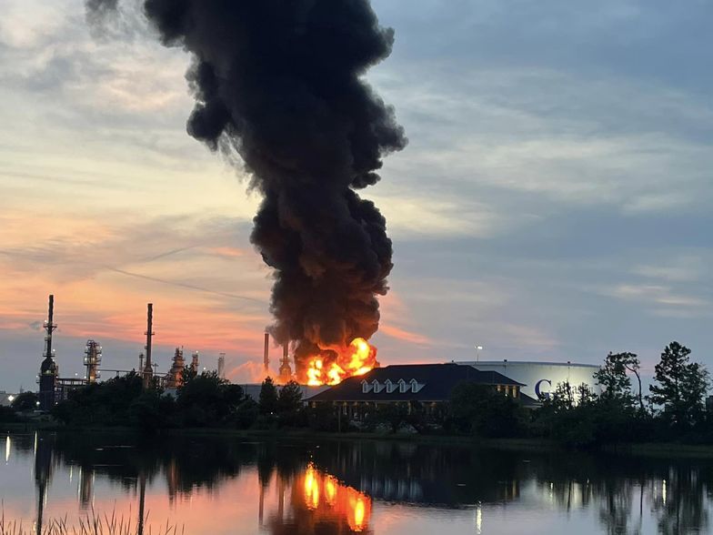 Ogromny pożar w rafinerii ropy naftowej w  Luizjanie. Powód: uderzenie pioruna