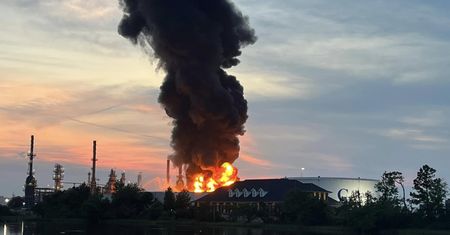 Ogromny pożar w rafinerii ropy naftowej w  Luizjanie. Powód: uderzenie pioruna