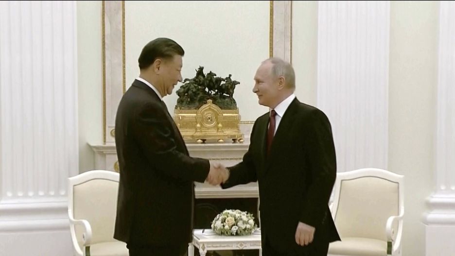 Prezydent Xi Jinping z wizyt? w Moskwie
In this grab taken from video, China's President Xi Jinping, left, and Russian President Vladimir Putin shake hands during their meeting in Moscow, Russia, Monday, March 20, 2023. (Russian Pool via AP)