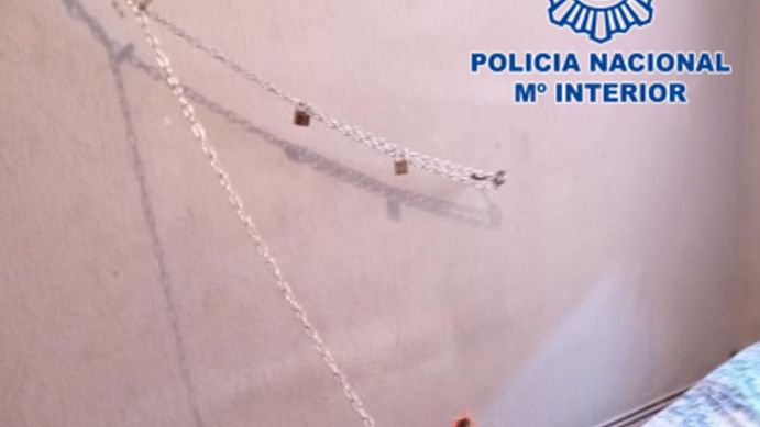 Hiszpania. Dzieci przykuły ojca łańcuchem do ściany