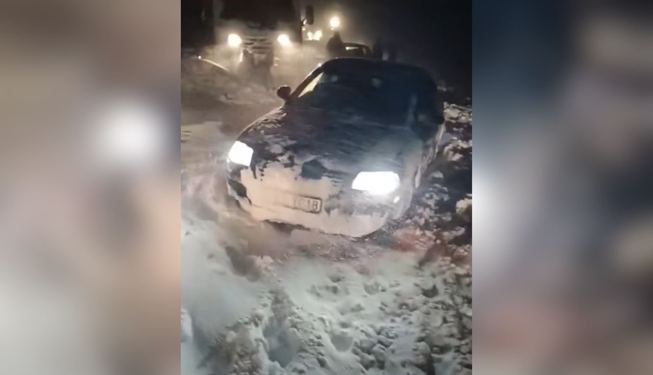 Auta utknęły. "Kilkadziesiąt centymetrów śniegu". Niosą się nagrania