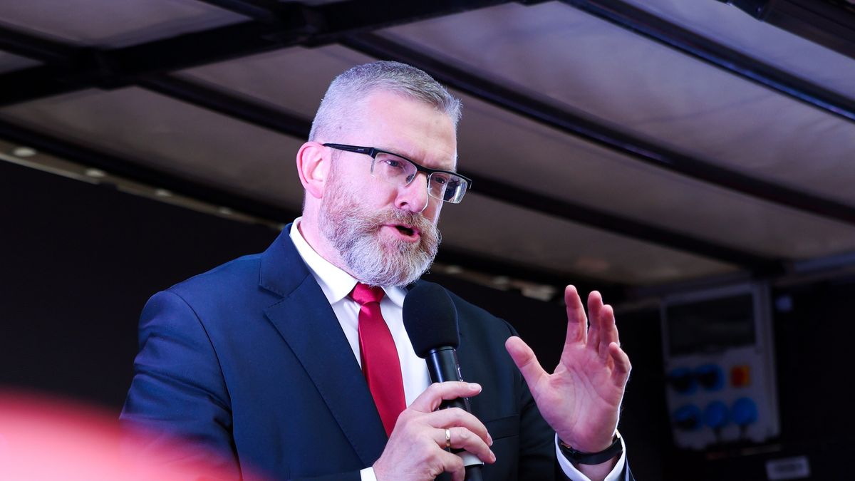 Warszawa, 16.05.2025. Wybory Prezydenta RP 2025 - kampania. Europoseł, kandydat w zbliżających się wyborach na fotel prezydenta RP Grzegorz Braun podczas spotkania podsumowującego kampanię wyborczą, 16 bm. na Placu Zamkowym w Warszawie. (jm) PAP/Szymon Pulcyn