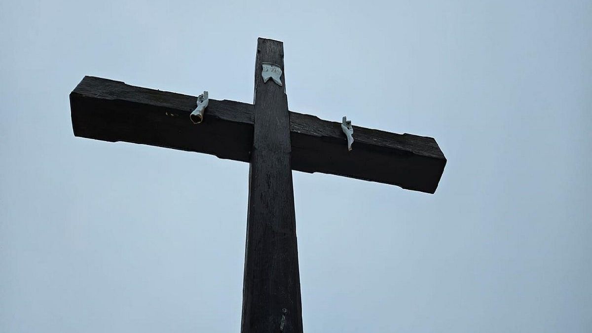 Krzyż na cmentarzu został zdewastowany.