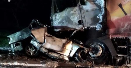 Czołowe zderzenie BMW z MAN-em na obwodnicy Lubartowa. Nie żyje 25-letni mężczyzna