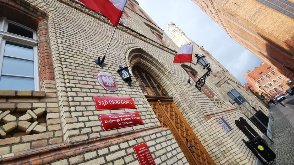 Kamil I., były już przedstawiciel firmy fotowoltaicznej &#34;ZERS&#34; 6 października usłyszał wyrok w Sądzie Okręgowym w Toruniu. Za oszustwa skazany został na 1,5 bezwzględnego więzienia. Ma też oddać przywłaszczone pieniądze.