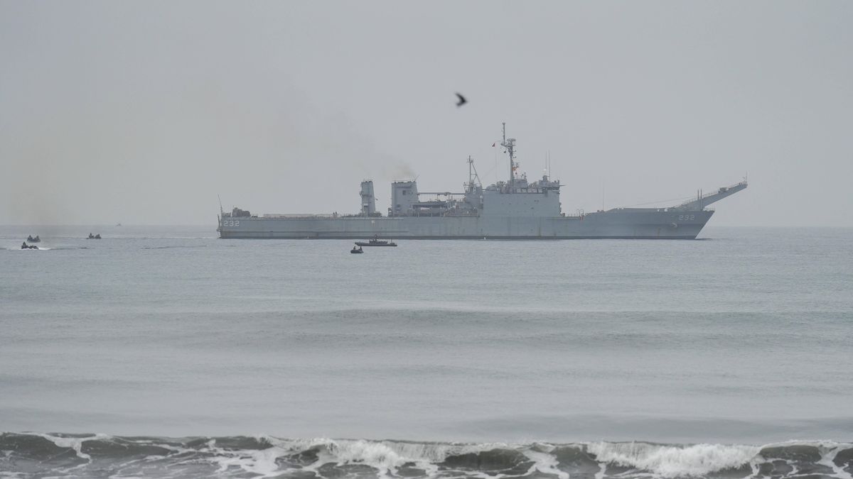 Taiwan Military Personnel on Drill
YILAN, TAIWAN - May 24: Taiwanese Navy vessel Newport-class tank landing ship during an amphibious landing drill to simulate the Chinese People's Liberation Army (PLA) landing on three beaches in Yilan, Taiwan on May 24, 2023. Walid Berrazeg / Anadolu Agency/ABACAPRESS.COM 
Dostawca: PAP/Abaca
AA/ABACA
beach, landing, military, Navy, R.O.C, Republic of China, ROC, Taiwan, Yilan