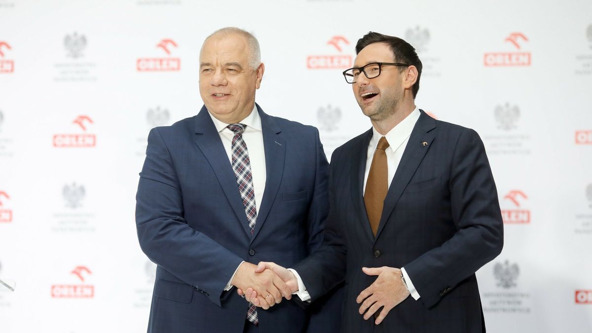 Konferencja PKN Orlen S.A.
14.07.2020 Warszawa Konferencja prasowa PKN ORLEN S.A z udzialem premiera Mateusza Morawieckiego  Fot. Andrzej Iwanczuk/REPORTER
n/z: Jacek Sasin, , Daniel Obajtek
Andrzej Iwanczuk/REPORTER