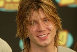 Autor hitu lat 90. ma dziś "wyprasowaną" twarz. Poznacie?