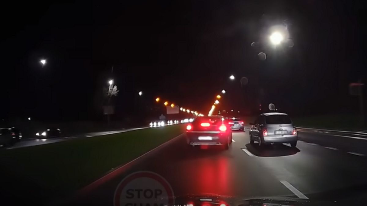 Kierowca Opla na krótkim odcinku dopuścił się przynajmniej kilku wykroczeń