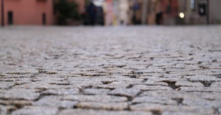 Nierówną kostkę zastąpią gładkie płyty. Ułatwią poruszanie się rodzicom, osobom z niepełnosprawnościami i kobietom w szpilkach