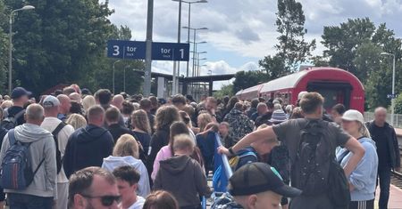 Wybiła 12:00. Ujęcia znad Bałtyku. "Jak w puszce sardynek"