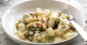 Gnocchi z wędzonym łososiem i prażonymi pestkami dyni