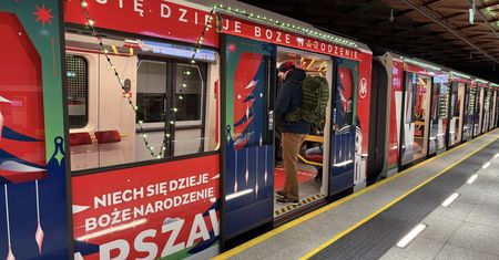 Uderzył w barierę. Świąteczny pociąg uszkodzony dzień po debiucie
