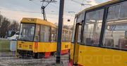 Wykolejenie tramwaju na Rondzie Radosława. Z torów wypadł tylny wagon. Duże utrudnienia w ruchu