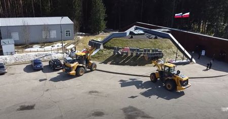 Obrzydliwa rosyjska prowokacja w Katyniu. Przyjechali z buldożerami i spychaczami