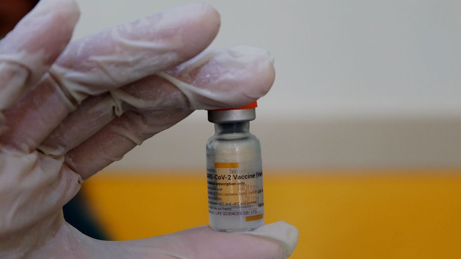 PAREPARE, SOUTH SULAWESI, INDONESIA - 2021/02/02: Medical personnel shows a bottle of Sinovac vaccine. (Photo by Zul Kifli/Pacific Press/LightRocket via Getty Images)