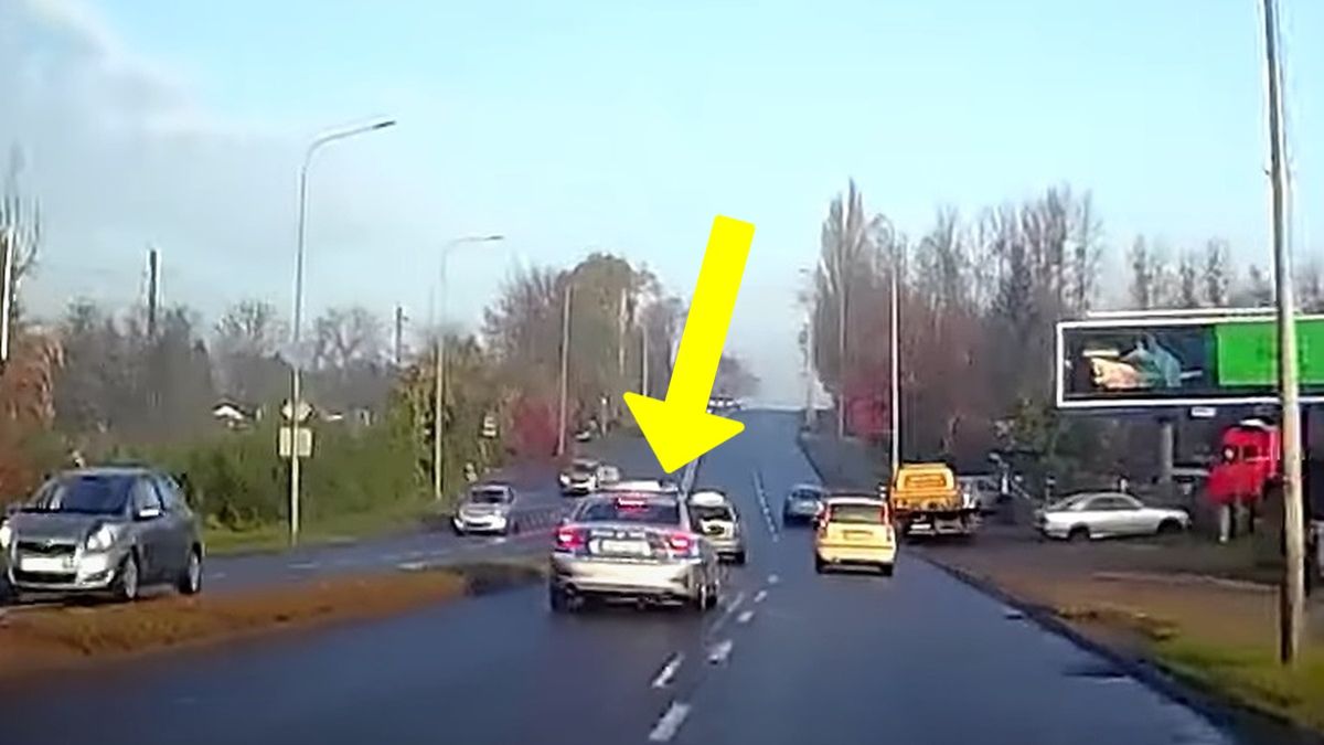 Radiowóz policyjny wyprzedził na przejściu dla pieszych. 