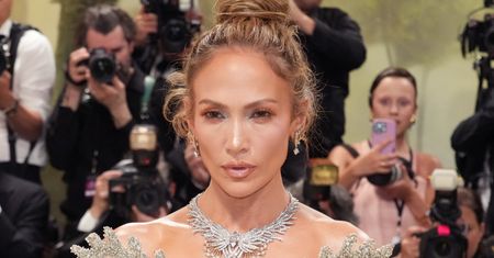 Wyglądała zjawiskowo. Jennifer Lopez na MET Galę 2024 przyszła w "nagiej" sukience
